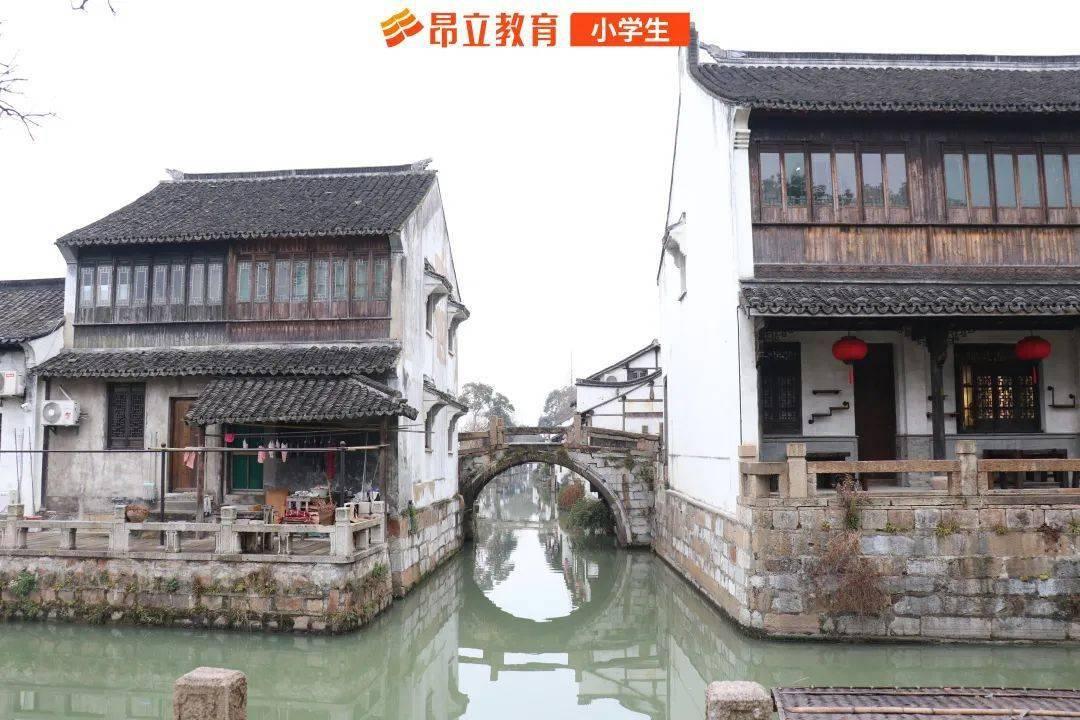 逃离荒废房屋